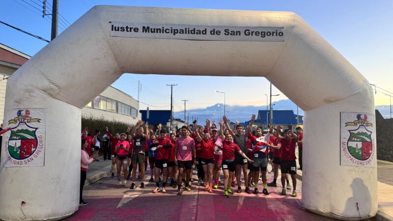 Comuna de San Gregorio reunió a 96 participantes en Carrera Nocturna por la Prevención del Cáncer de Mama.