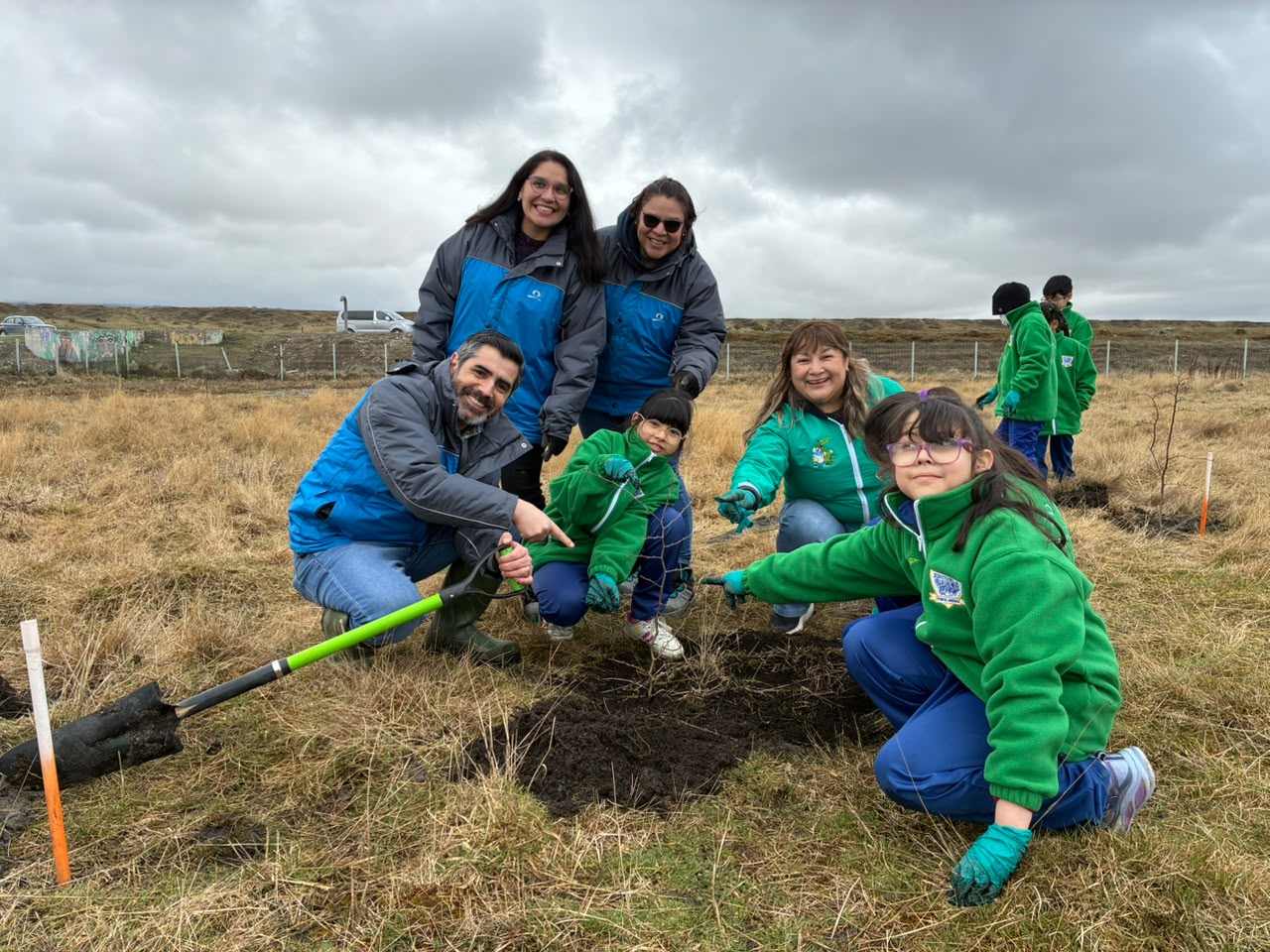 Aguas Magallanes suma esfuerzos con organizaciones locales en plantación de lengas en Humedal Tres Puentes en el Día del Medio Ambiente.