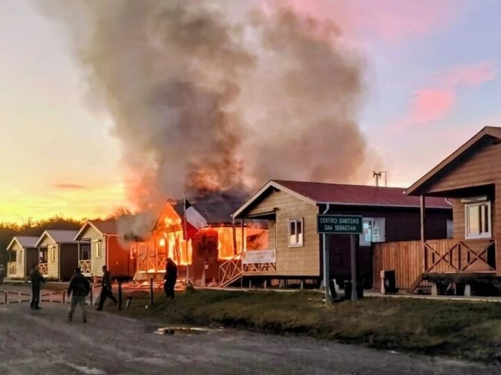 Incendio provoca cierre temporal preventivo de Paso Internacional Bella Vista en Tierra del Fuego.