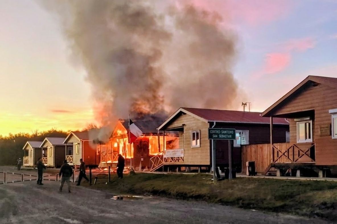 Incendio provoca cierre temporal preventivo de Paso Internacional Bella Vista en Tierra del Fuego.