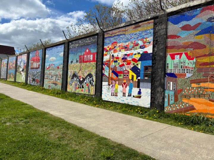 Aguas Magallanes invita a recorrer la historia barrial del Cerro de la Cruz en murales de mosaico.