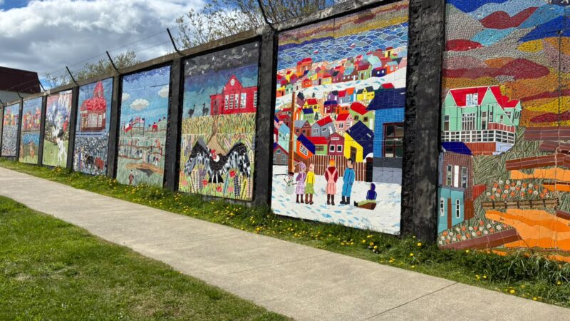 Aguas Magallanes invita a recorrer la historia barrial del Cerro de la Cruz en murales de mosaico.