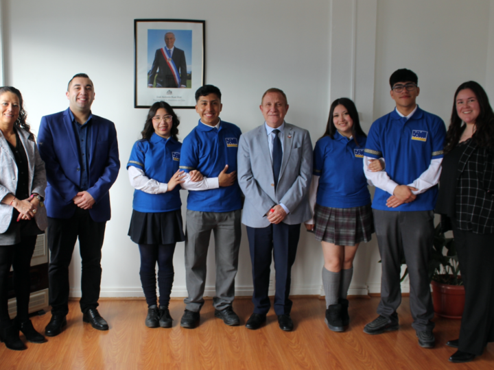 Estudiantes que representarán a Magallanes en la VII Muestra de Cueca Escolar fueron recibidos por el SEREMI de Educación.