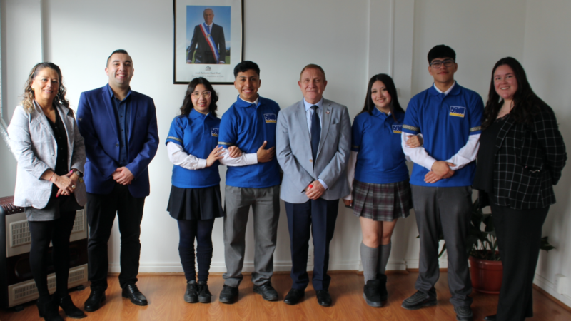 Estudiantes que representarán a Magallanes en la VII Muestra de Cueca Escolar fueron recibidos por el SEREMI de Educación.