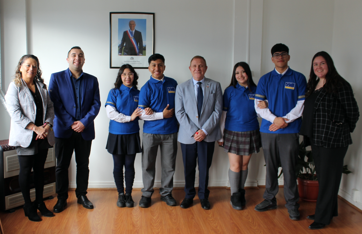 Estudiantes que representarán a Magallanes en la VII Muestra de Cueca Escolar fueron recibidos por el SEREMI de Educación.
