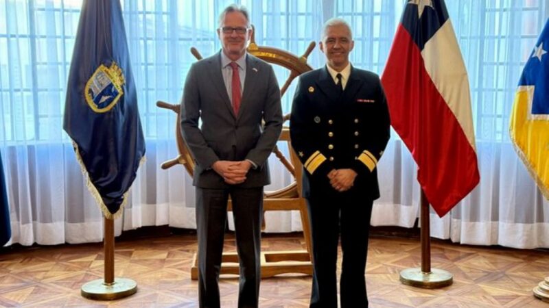 Embajador de Gran Bretaña en Chile y Comandante de la III Zona Naval abordaron cooperación científica y la histórica relación bilateral en Punta Arenas.