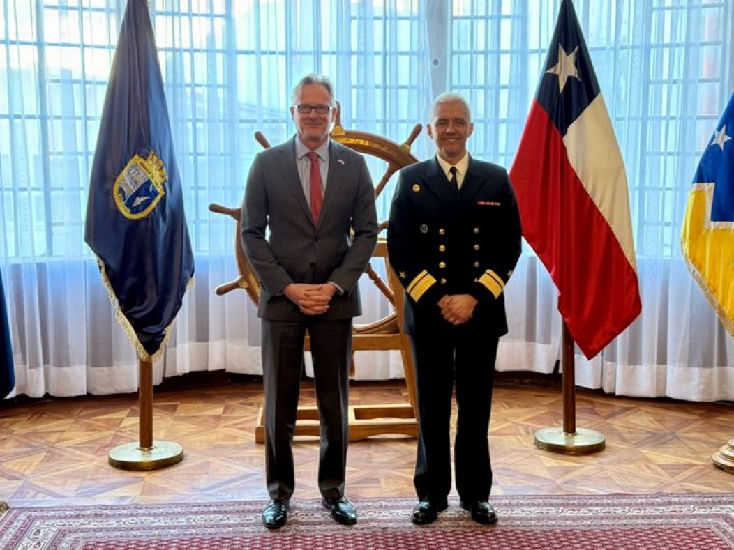 Embajador de Gran Bretaña en Chile y Comandante de la III Zona Naval abordaron cooperación científica y la histórica relación bilateral en Punta Arenas.